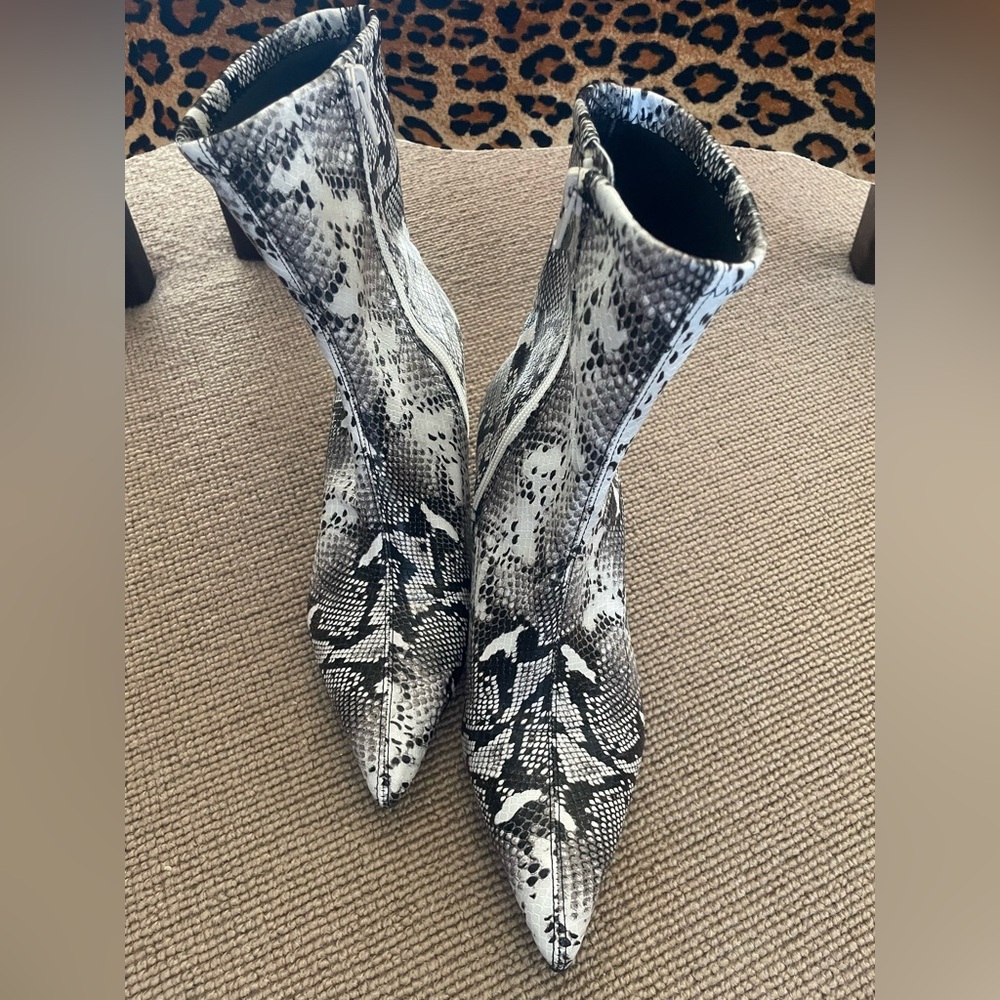 Abound snakeskin/python pointy toe boot, side zip ankle boot.Gray/white size 7.